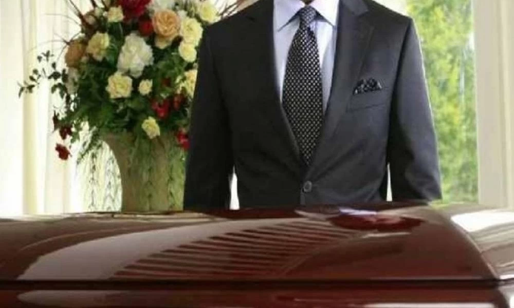 Βόλος: Μακάβρια βασιλόπιτα γίνεται viral με νεκροθάφτες, φέρετρα και το σήμα του κορονοϊού